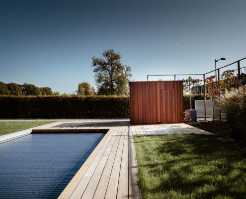terrasse en bois et piscine a vise